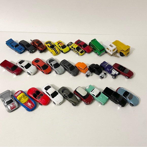 Lot of 28 Diecast Cars Maisto Toys - Picture 7 of 16